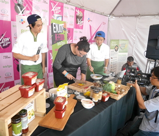 CJ bibigo、米国「KCON 2014」会場で韓国料理をPR