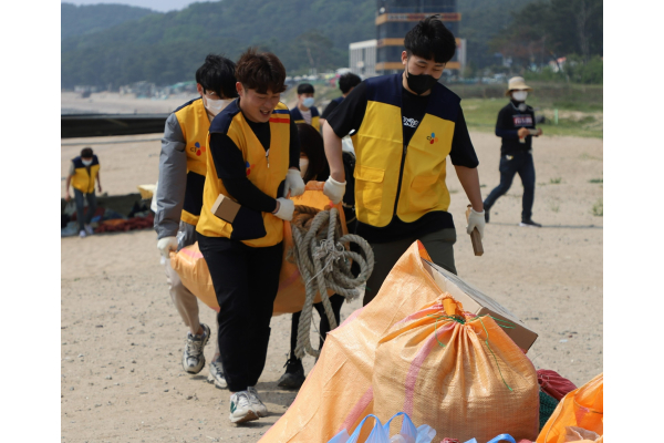 [CJ제일제당_사진자료1]지난 3일 인천 영종도 마시안 해변에서 CJ제일제당 임직원들이 해안 쓰레기를 수거하고 있다
