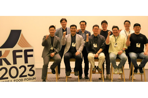 4일 서울 필동 CJ인재원에서 열린 Korea Food Forum 2023에서 CJ제일제당 주요 경영진, 한국농업기술진흥원장, 백종원 대표, 스타트업 대표들이 함께 기념사진을 촬영하고 있는 이미지