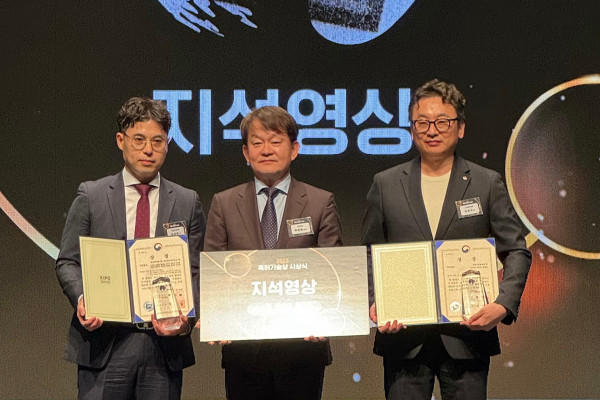 특허기술상 지석영상을 수상한 이병국 CJ제일제당 식품패키징개발팀장(오른쪽)