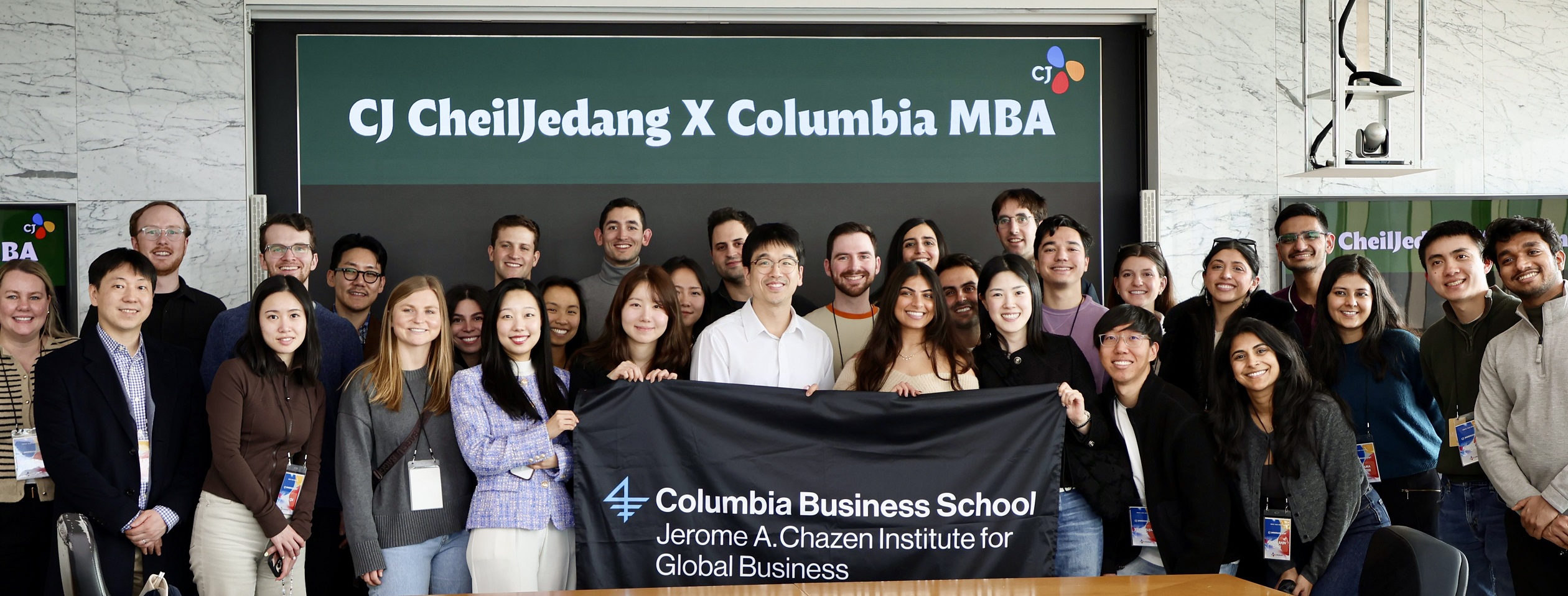 CJ제일제당 글로벌 인재 견학 프로그램을 통해 CJ제일제당센터를 방문한 컬럼비아대 MBA 과정 학생들이 이선호 CJ제일제당 식품성장추진실장과의 기념 촬영을 위해 포즈를 취하고 있다.