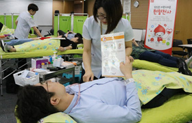 CJ제일제당 임직원들이 자발적 헌혈 봉사활동을 진행하며 생명나눔 활동을 펼치고 있다
