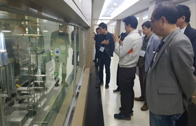 CJ제일제당 식품안전 담당 직원이 협력업체 대표들과 함께 햇반 생산 라인을 견학하며 이물 저감화 공정에 대해 설명하고 있다.