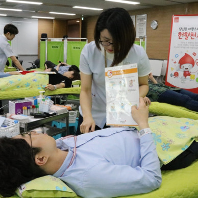 지난해 진행한 헌혈 봉사활동에서 CJ제일제당 임직원들이 생명나눔 활동을 펼치고 있다