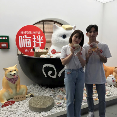 중국 상해 르스지 스토어에 마련된 햇반 홍보관에서 관계자들이 햇반을 홍보하고 있다.