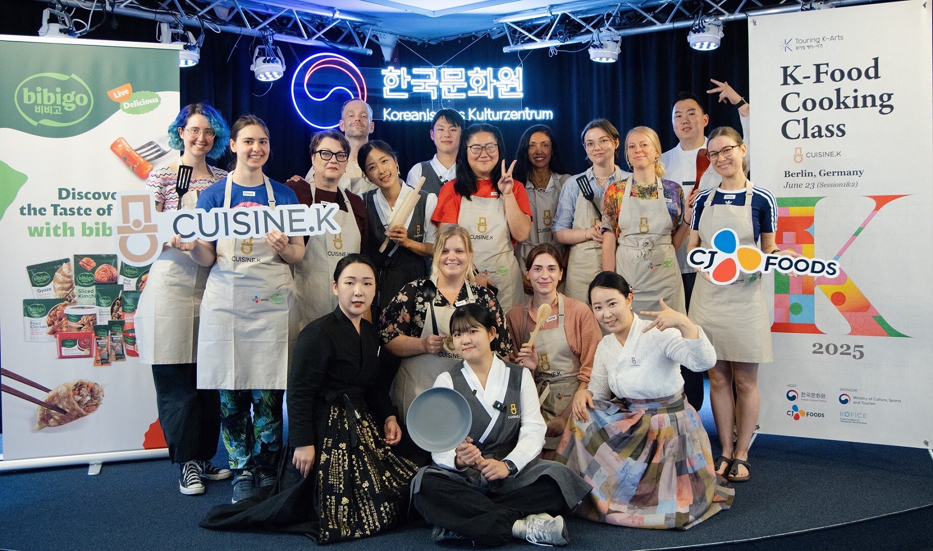 Participants of K-Cooking Class with Cuisine K, held in Berlin, Germany on the 23rd of June, are taking a group photo