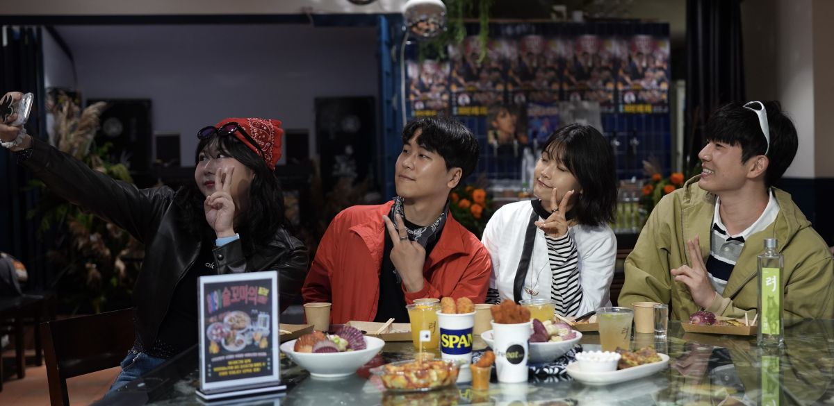 크레잇 팝업 행사 이미지2. 두 커플이 크레잇 안주 페어링 메뉴와 함께 셀카를 찍고 있는 모습