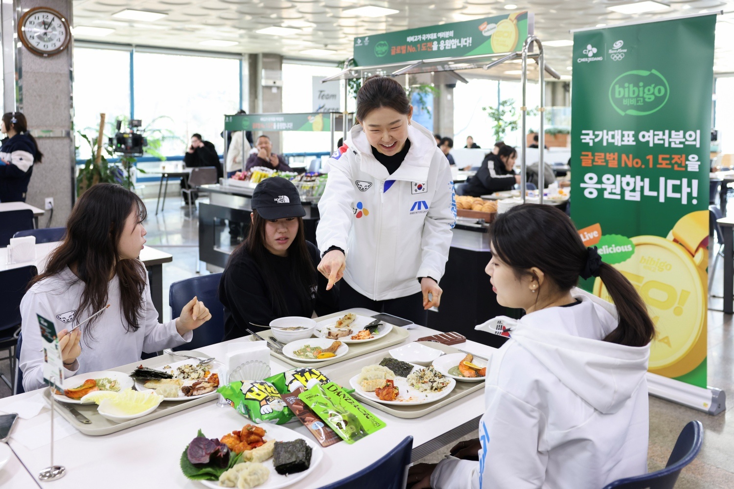 8일 열린 '비비고 데이'에서 국가대표 선수들이 비비고 제품들로 만든 점심 식사를 하고 있는모습