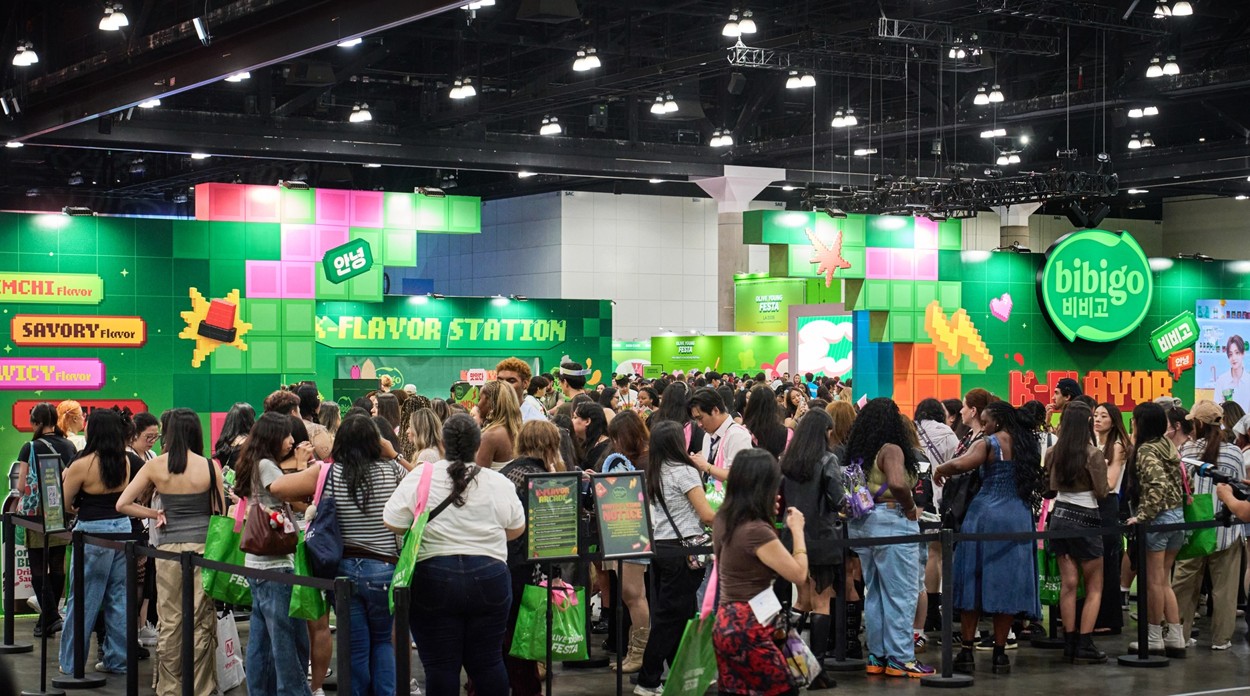 Crowds gather at the bibigo booth at KCON LA 2026