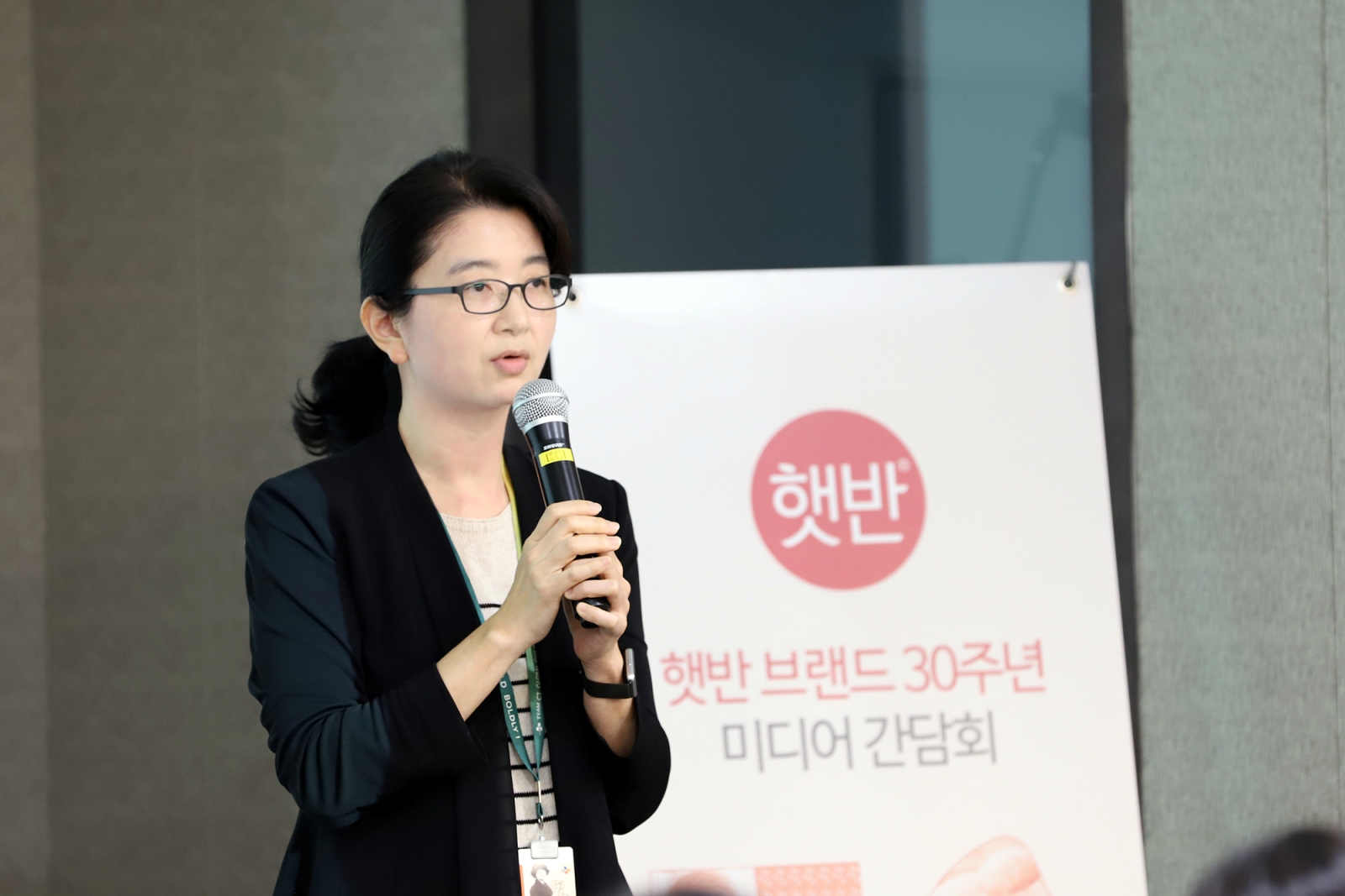 기자간담회에서 햇반 R&D 기술에 대해 설명하고 있는 오예진 수석연구원