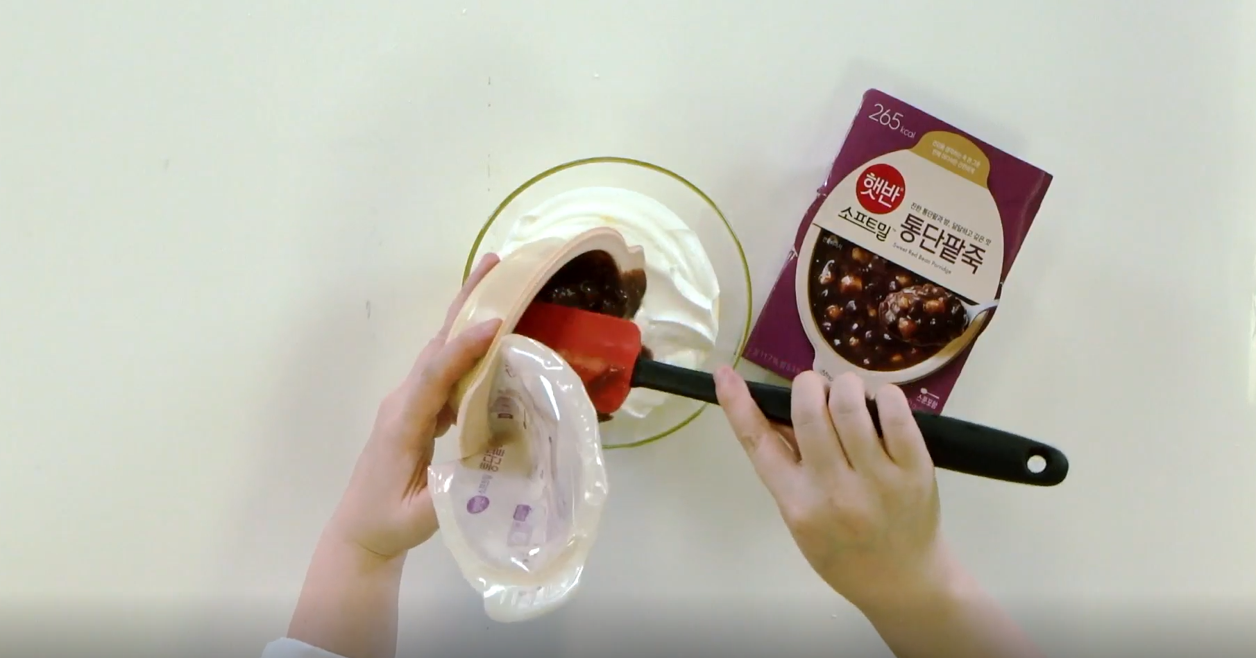 단팥 아이스크림 요리 이미지2 - 식힌 커스터드 크림에 휘핑크림을 섞은 뒤, 햇반 통단팥죽을 넣어 골고루 섞는 이미지
