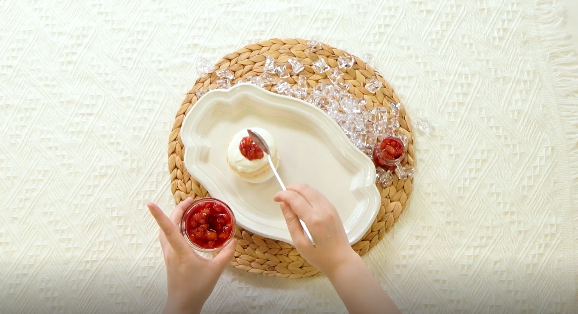 파블로바 위에 크림, 콩포트, 아이스크림을 올리는 이미지