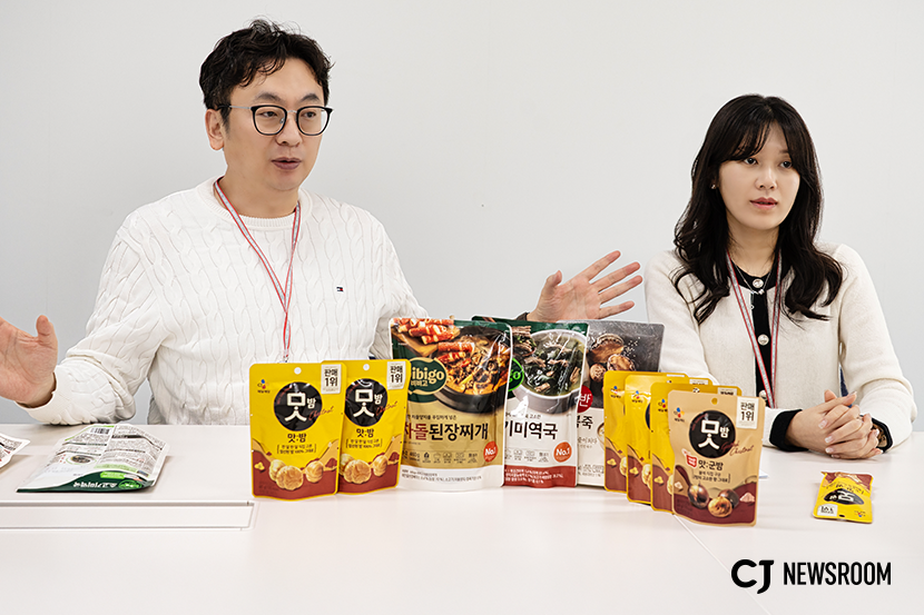 (왼) CJ제일제당 글로벌 패키징 담당 이병국 팀장 (오) CJ제일제당 글로벌 패키징 담당 이은실 연구원