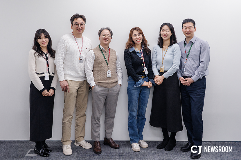 왼쪽부터 제일제당 글로벌 패키징 담당 이은실님, 이병국님, Customer Relations팀 유동호님, VOC 혁신팀 한은영님, 김혜진님, Customer Relations팀 조인철님. 고객 VOC가 들어오면 관련 팀들이 한팀으로 움직이며 개선 방향을 찾는다. 지난해 말엔 VOC혁신팀이 개최한 ‘2024 CJ 소비자마인드 어워즈’에서 VOC 개선 우수 사례에 대한 온/오프라인 투표 행사를 진행했고, 소비자가 직접 투표에 참여해 ‘하트노치’ 등이 최고의 개선 우수 사례로 뽑혔다.