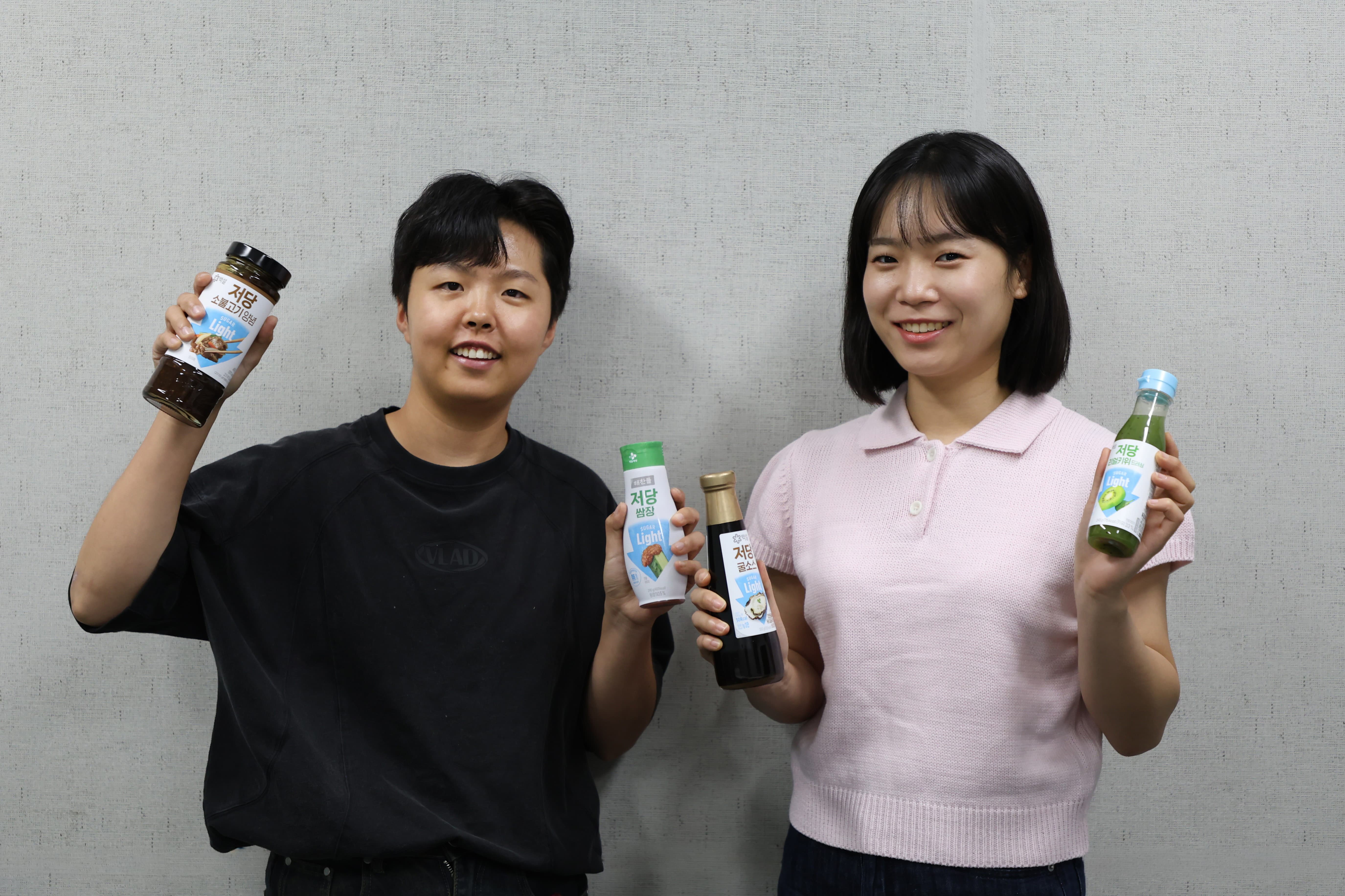 브랜드마케팅)한국전략브랜드팀 변가람님(왼쪽)과 Sauce&Seasoning)Sauce&Paste팀 김소엽님(오른쪽)