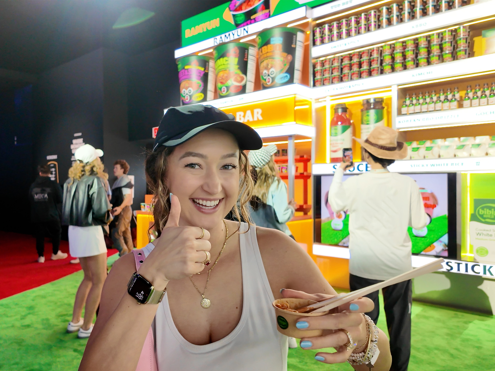 2026 THE CJ CUP 경기장 내 마련된 체험공간 House of CJ에서 한 갤러리가 비비고 라면을 맛보고 엄지를 들어보이고 있다