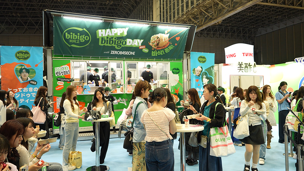 Visitors tasting bibigo Mandu Gyoza at KCON JAPAN