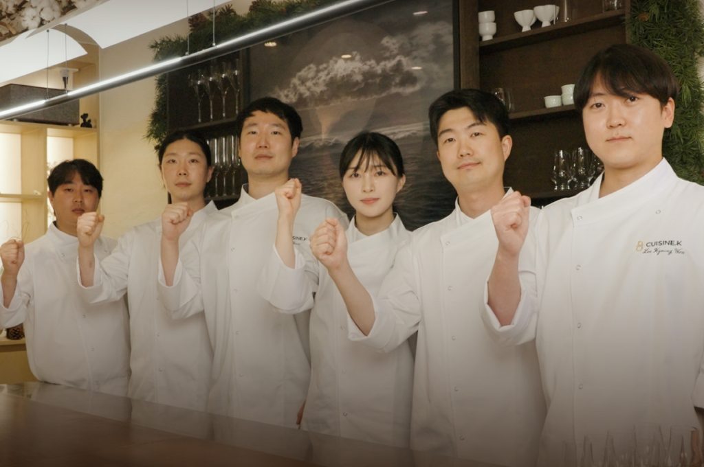 Team Cuisine.k 셰프들이 서울 강남구 퀴진케이 레스토랑에서 파리올림픽을 향한 각오를 다지고 있다.