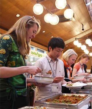 노벨상 수상자 학술회의 린다우 미팅에서 여성참가자 3명과 남성참가자 1명이 제공된 비비고 음식을 떠가고 있다.