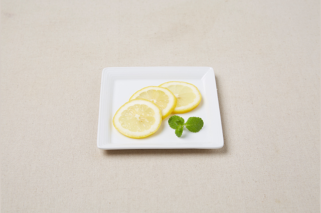 레몬슬라이스와 민트잎으로 장식한다.
