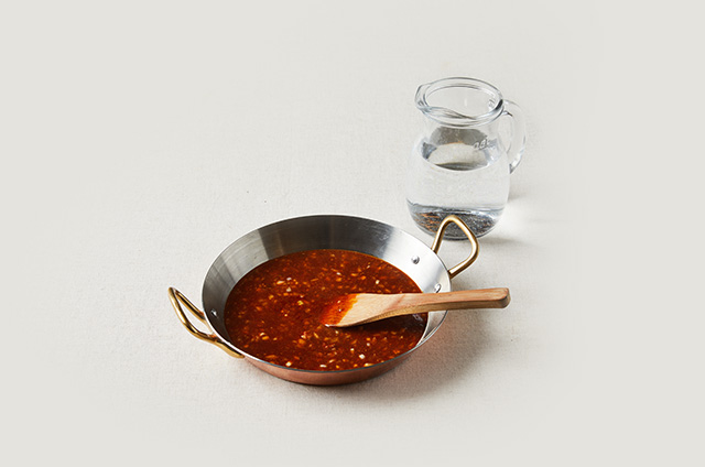 요리유를 두른 달군 팬에 양파를 볶다 마파두부 양념을 넣고 한번 더 볶은 후 물을 넣고 끓인다.