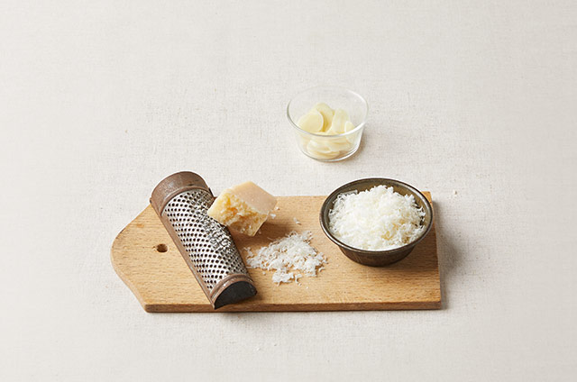 마늘은 얇게 슬라이스하고 그뤼에르 치즈와 파마산 치즈는 강판에 곱게 간다.
