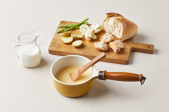 치즈가 녹으면 파스타소스를 넣고 끓이다 우유를 넣어 농도를 맞춘다.