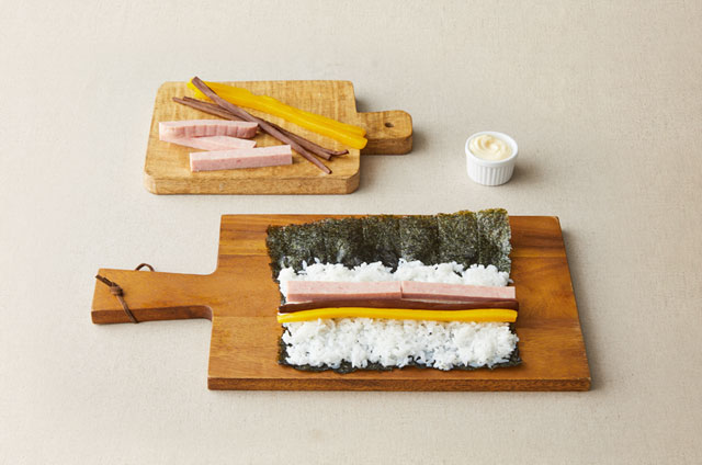 김밥 김 위에 조미밥을 3/4 정도로 골고루 펼친다.
단무지, 우엉, 스팸을 올리고 마요네즈를 뿌린다.