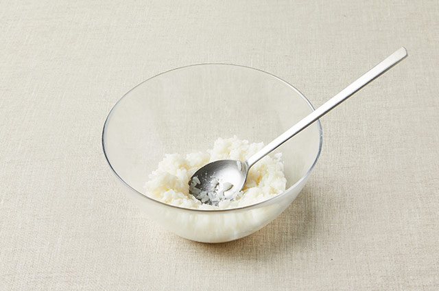 햇반 흰쌀밥은 전자레인지에 2분 조리한 후 볼에 담아 소금으로 간한다. 숟가락을 이용해 밥알을 으깬다.