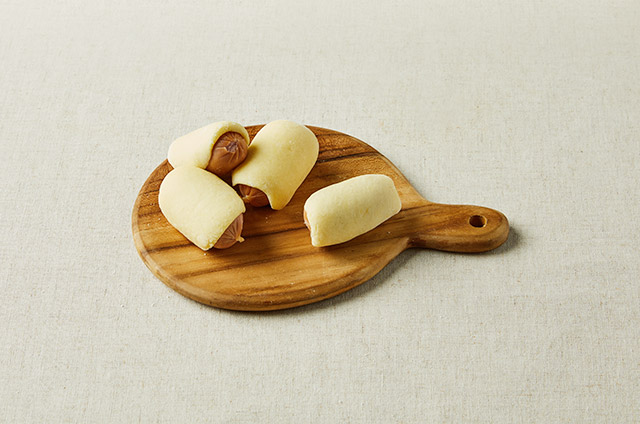 비엔나 소시지 크기로 자른 반죽 1장 기준, 모짜렐라 치즈 1/4장, 데친 비엔나 소시지 1개를 넣고 돌돌 만다.