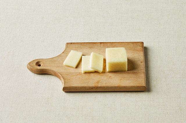 구워 먹는 치즈를 2cm X 3cm 크기에 5mm 두께로 썬다.