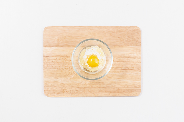 밀가루에 물, 계란, 후추를 넣어 튀김반죽을 만든다.
