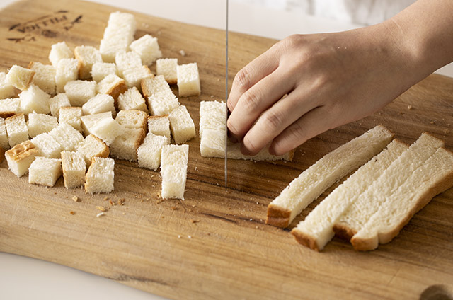 식빵 1장을 1cm 너비로 길게 썰고, 1장은 작은 주사위 모양으로 썰어준다.