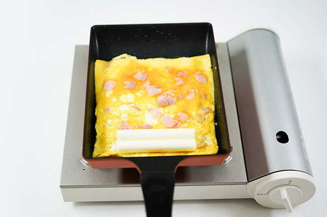 계란물 위에 스트링 치즈를 올린다.