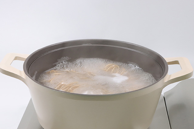 끓는 물에 백설 제일제면소 메밀소바를 넣어 4~5분간 삶는다.