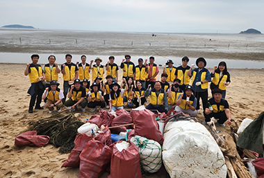 CJ CheilJedang participates in the public-participating beach management program called ‘Adopt a Beach’. In September 2021, 50 employees participated in the ‘Masian Beach’ adoption ceremony at the International Coast Cleanup Day event, and in June 2022, for World Environment Day, 50 employees participated in ‘Adopt a Beach’ activities. With the Mission Clear Data Logging app where you can directly check the amount of garbage collection and carbon reduction, we plan to continue promoting environmental and biological protection activities through marine garbage cleanup activities.
