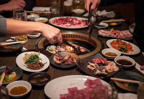 불판 위에 구워먹는 한국식 고기구이 이미지